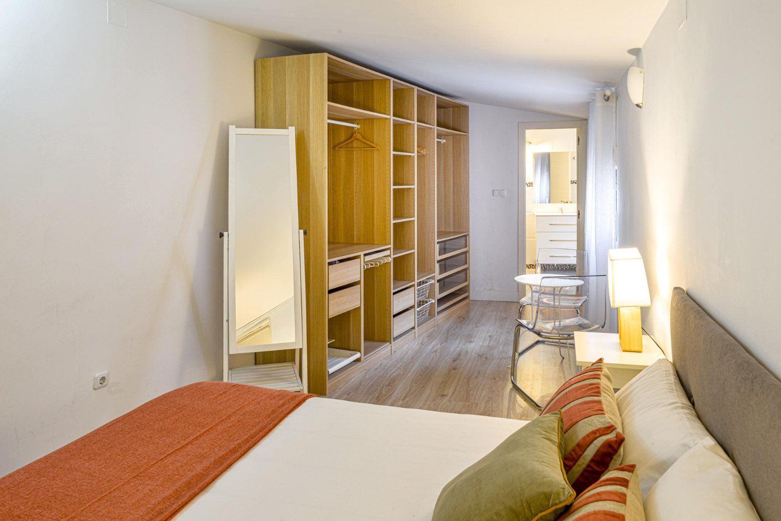 Bright 3-bedroom apartment — Isabel la Católica 7, Universidad, Madrid — photo 5